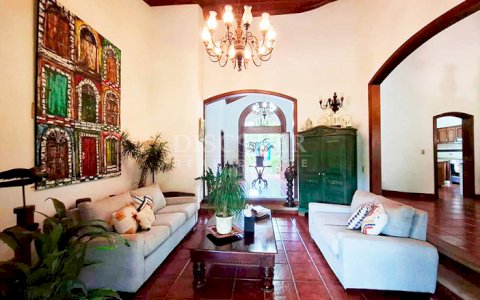 Contemporary-style house for sale or rent on Carretera Sur