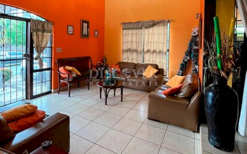 House for sale in a residential neighborhood on the road to Veracruz