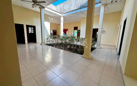  Spacious house for rent on Carretera Vieja in León