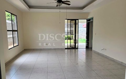  Spacious house for sale in a condominium in Santo Domingo