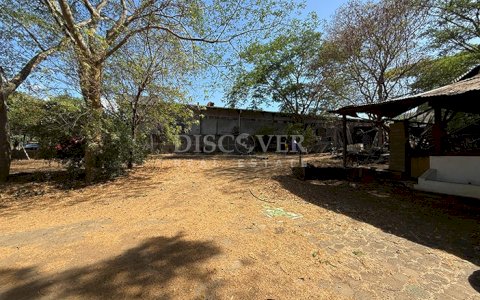 Land for sale in a prime location on Avenida Universitaria in Managua