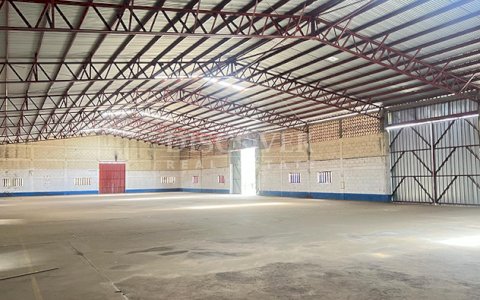 Warehouse with loading dock for rent on Carretera Norte