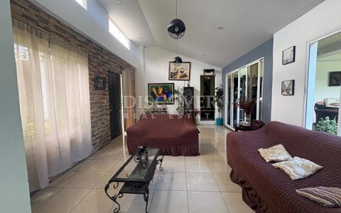  House for sale in a residential neighborhood in Las Colinas