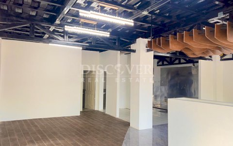 Storefront for rent in a shopping center in Las Colinas