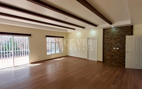House for sale in a residential area on Carretera Nueva to León