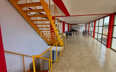 4-story office building for rent on Pista Juan Pablo II