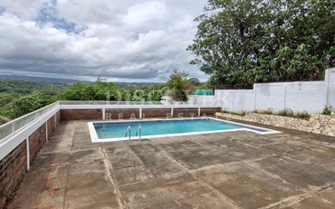  House for rent with a pool and spacious gardens on Carretera Sur