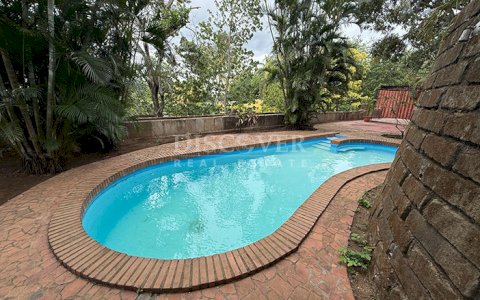 House with a pool for sale in Villa Fontana
