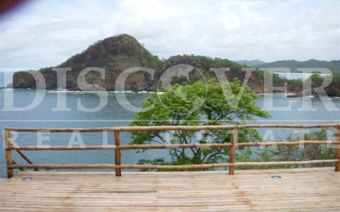  Beach house for sale in Tola.