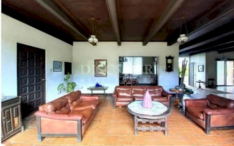  House for Sale in Los Robles, facing the street.