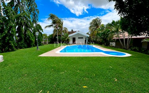  Spacious house with a pool for sale/rent on Carretera Sur