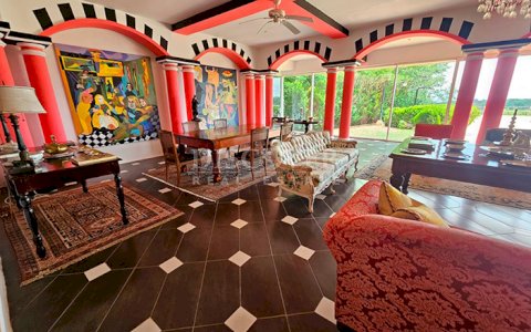  Furnished house with spacious rooms for sale on Carretera Sur