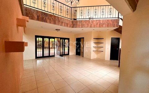  Spacious house for sale/rent on Carretera Sur