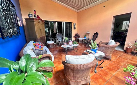  House for Sale in Bolonia – Ideal for Offices or as a Residence