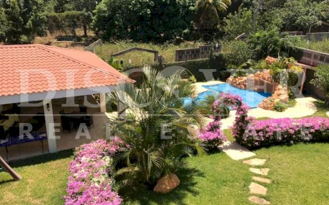  Beautiful two-story house for sale or rent in Estancia Santo Domingo.