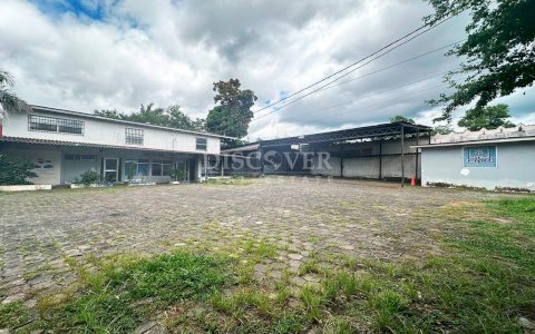  Two-story building with large lot for sale - Avenida Bolívar