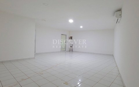  Spacious office complex with warehouses for sale in privileged zone