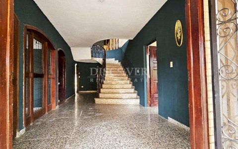  Building with swimming pool for sale and spaces for rent in Bolonia 