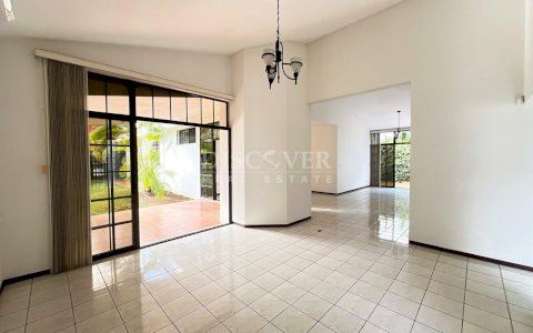  House with large yard for rent - Avenida Jean Paul Genie