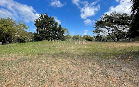  Lot for Sale in Villa Fontana