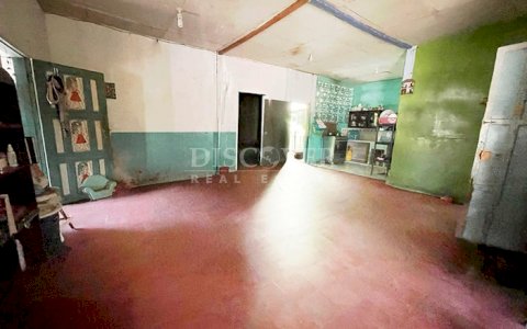  House for sale with strategic location for commercial investment or housing. 