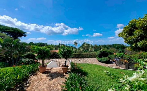 Lake view house for sale - Located on Carretera Sur