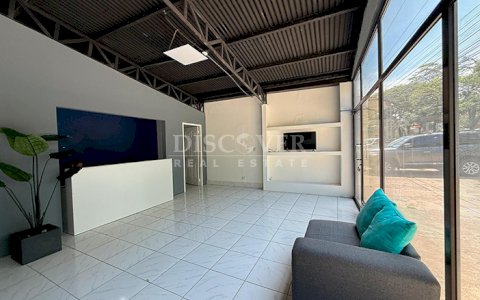  Commercial unit for rent facing the highway in Villa Fontana