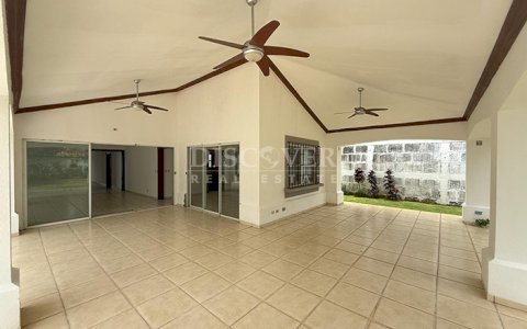  Elegant house for sale or rent in Santo Domingo