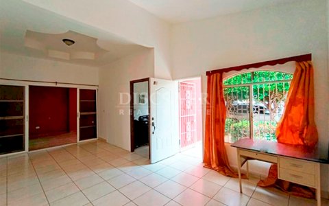  House for sale located in a condominium on Carretera Nueva a León 