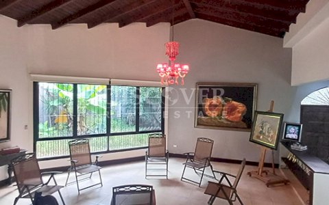 Spacious house for sale and rent on Carretera Sur