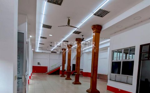 Commercial building for rent in high-traffic area - Mercado Oriental