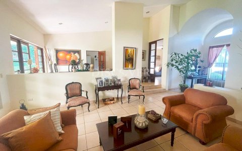  Spacious house for sale in Santo Domingo