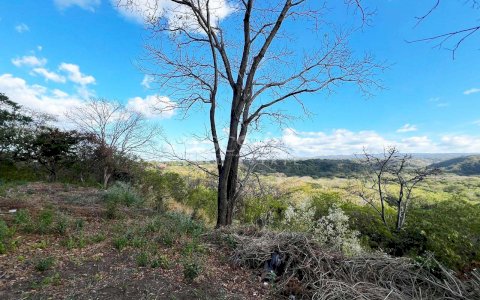 Land for sale opposite the Carretera Sur highway with lake views