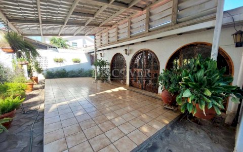  Colonial style house for rent and sale in Villa Fontana. 