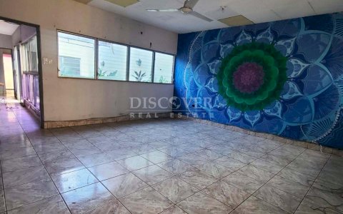  House for sale with utility for business, offices or warehouse