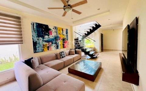 Spacious house for sale in condominium - Villa Fontana