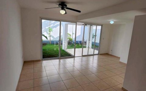  House for rent in Las Colinas