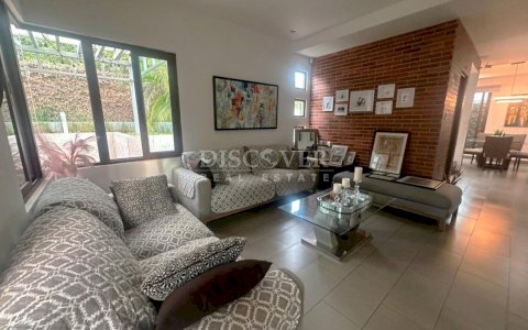 Modern house for sale on Carretera Sur