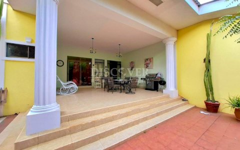  Spacious house for sale in the Reparto area - New Road to León