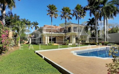  Two-story house for rent and sale in Mirador de Santo Domingo 