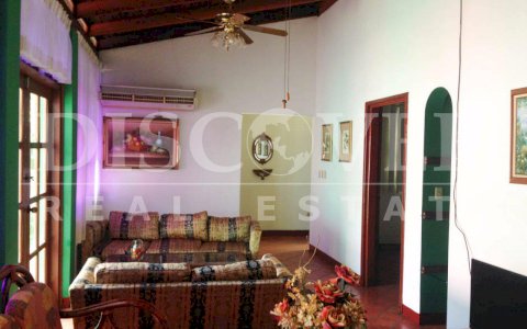  5000 vr2 property for sale, includes 10 apartments 1,072m2 of construction area), located on the Masaya highway