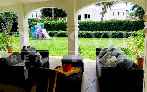  Cozy house for rent located in exclusive condominium