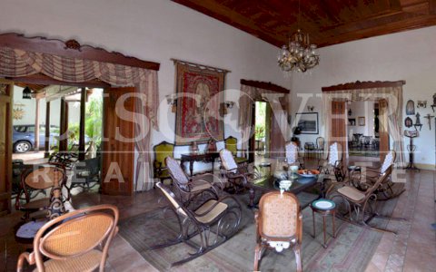 Elegant corner House for Sale in Granada City ID 8374