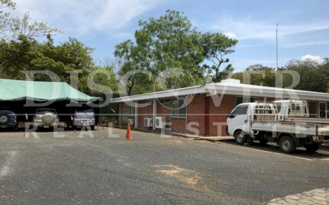  Offices and warehouses for rent on Pista Jean Paul Genie. 