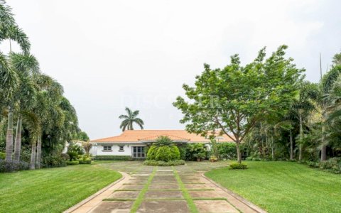  Exceptional Residence for Sale with Panoramic Views and Independent Apartment in Carretera Sur.